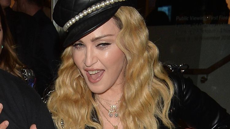 Madonna hat jetzt auch endlich einen Tätowierung. 