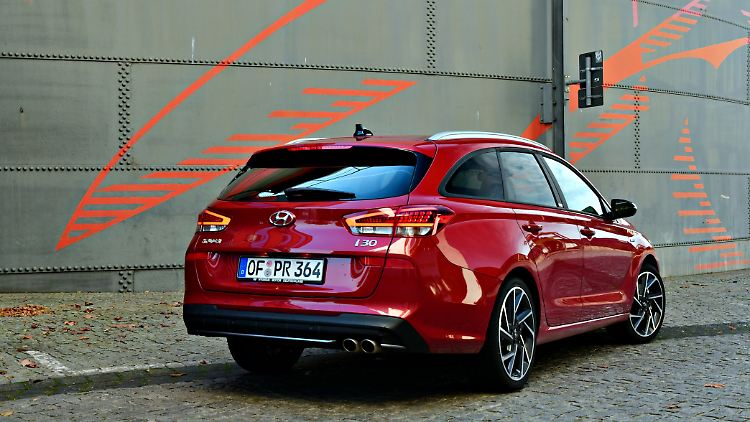 Das doppelte Endrohr am Heck soll ebenfalls ein beredtes Zeichen für die sportliche Auslegung des Hyundai i30 Kombi in der N-Line-Ausstattung sein.
