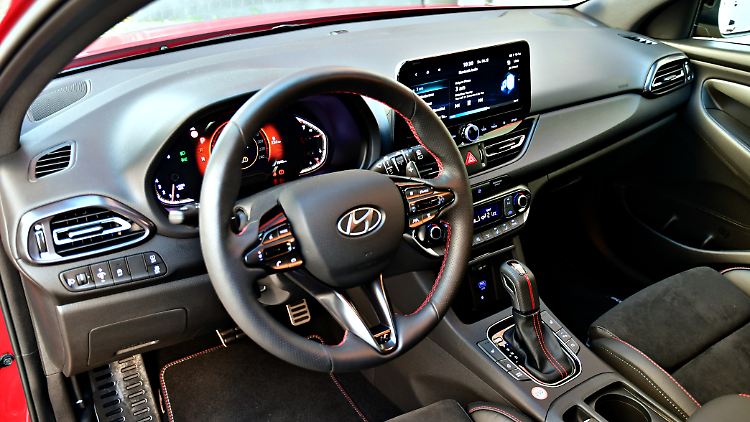 Im Innenraum mag der i30 Kombi nicht so hoch technisiert wie der Golf 8 wirken, vermissen wird der Fahrer das aber nicht.