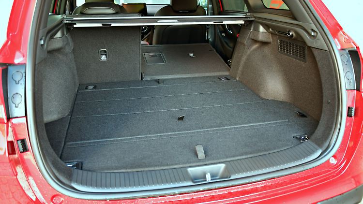 Der Kofferraum des Hyundai i30 Kombi bietet 601 bis 1650 Liter Stauraum, der über eine niedrige Ladekante zu erreichen ist.