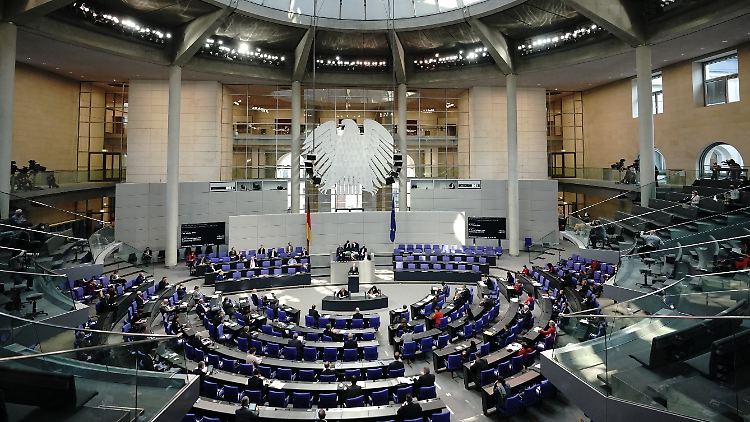 Der Bundeshaushalt im kommenden Jahr wird geprägt sein von der Corona-Krise - der Bundestag setzt deshalb die Schuldenbremse außer Kraft.