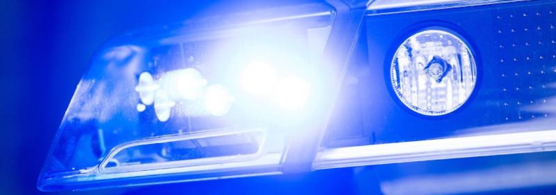 Ein Blaulicht leuchtet an einer Polizeistreife. Foto: Lino Mirgeler/dpa/Symbolbild