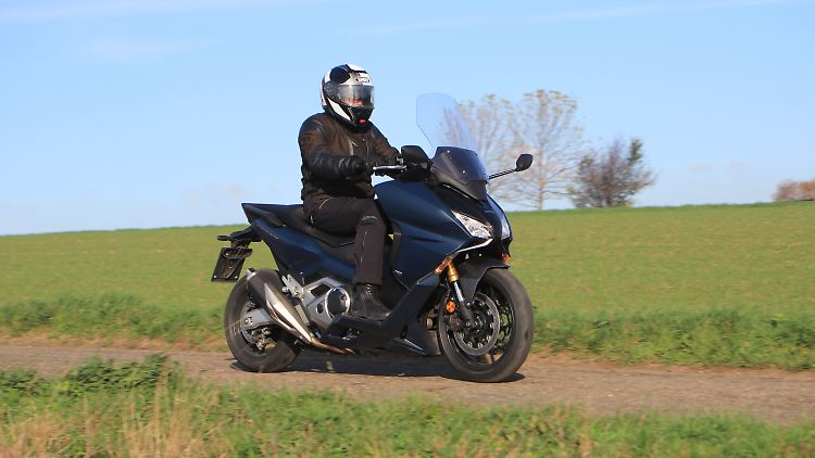 Auf den ersten Blick könnte man den Honda Forza 750 auch für ein Motorrad halten.