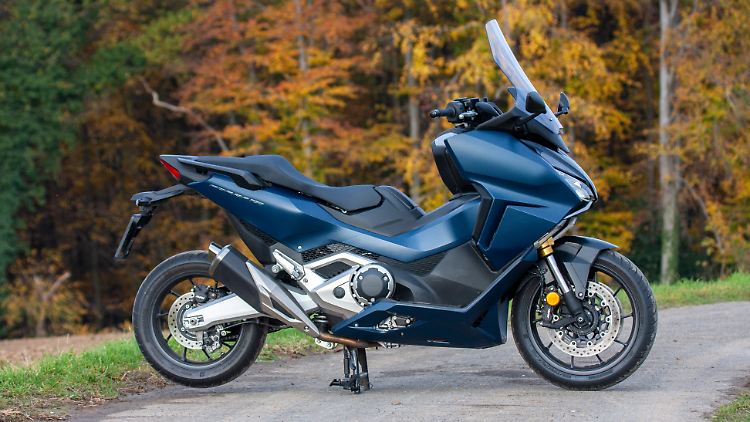Das DCT des Honda Forca 750 hilft dem Fahrer, mit maximaler Kraft durch den Verkehr zu gleiten.