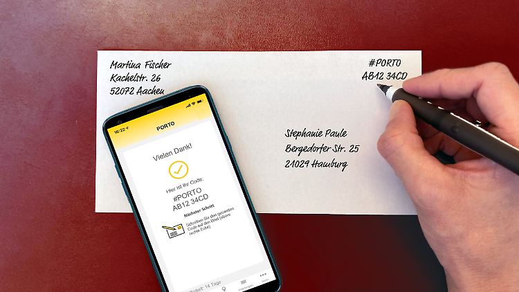 Man bucht per App, dann schreibt man einen Code per Hand auf den Brief - so funktioniert das neue Briefporto. Und bitte schreiben Sie nun Stephanie Paule keinen Brief.