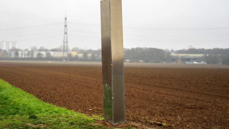 Dieser Monolith stand 2020 kurzzeitig auf einem Acker in Hessen.