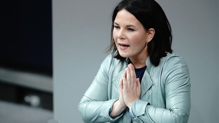 Annalena Baerbock könnte es sich gut vorstellen, in die Fußstapfen von Angela Merkel zu treten.