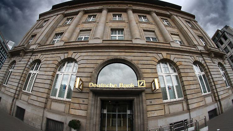 Die Deutsche Bank schärft ihren Sparkurs nochmal nach.