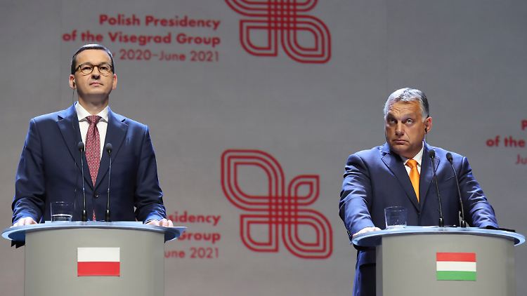 Morawiecki (l.) und Orban sollen sich mit Berlin auf einen Kompromiss geeinigt haben.
