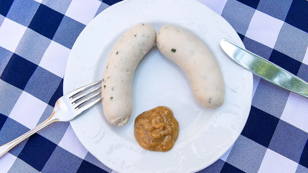 Die-Weisswurst-aus-Bayern-ist-beruehmt-in-aller-Welt
