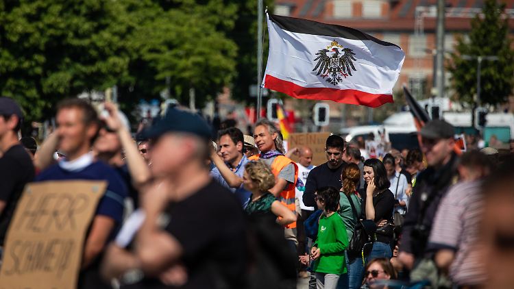 Reichsbürger und Rechtsextremisten unterwandern zusehends die "Querdenken"-Bewegung.