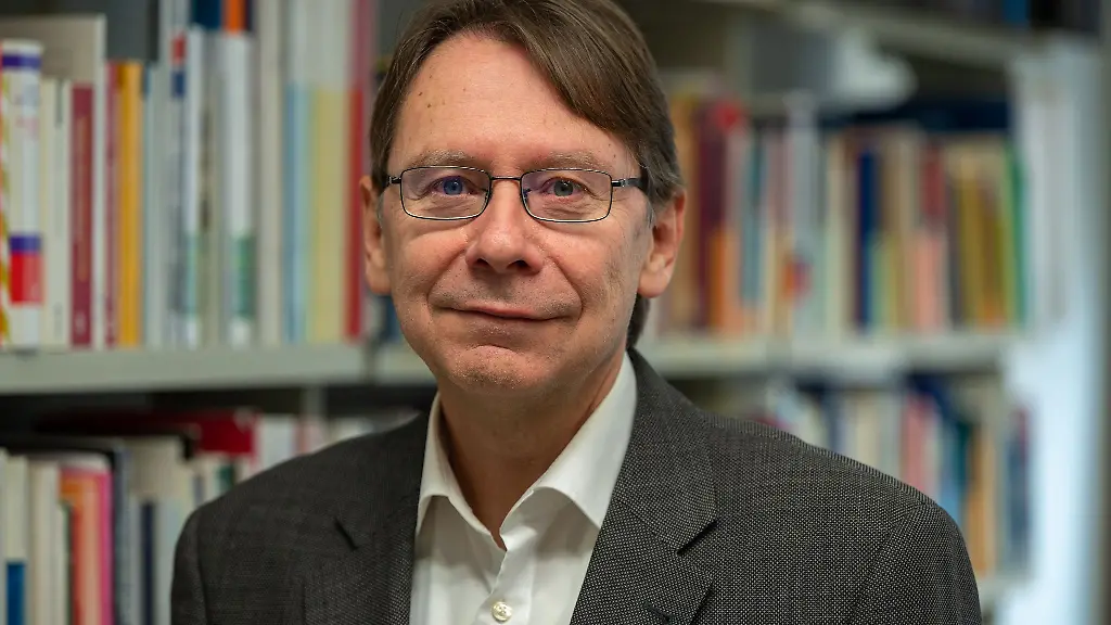 Bis-zur-Landtagswahl-2026-werden-landespolitische-Themen-wieder-im-Vordergrund-stehen-sagt-Politikwissenschaftler-Uwe-Jun