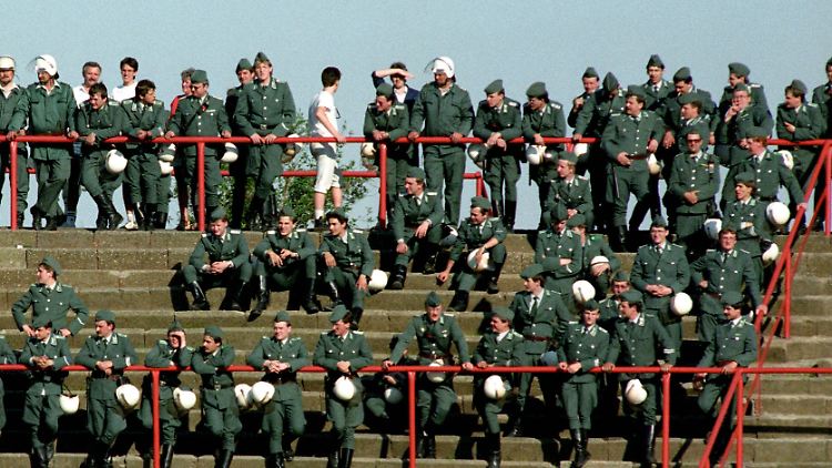 Polizisten bei einem Fußball-Spiel in der DDR. Ihr Verpflegungsgeld hat keinen Einfluss auf die Rente.