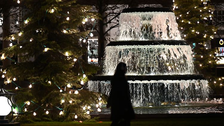 Etwas Weihnachtsstimmung für Sie - heute Abend an einem Kaskadenbrunnen am Wiesbadener Kurhaus.