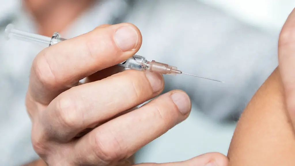 Betriebsaerztinnen-und-Betriebsaerzte-bieten-haeufig-auch-Impfungen-zum-Beispiel-gegen-Grippe-an