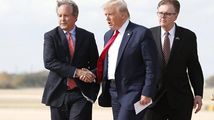 Ken Paxton (li.), Justizminister von Texas, will juristisch die Wahlergebnisse von vier Swingstates für ungültig erklären lassen. Hier traf er Noch-Präsident Donald Trump im November.