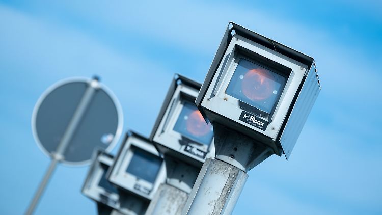 Laut ADAC sind Streckenradar-Geräte teurer und aufwändiger als herkömmliche Blitzer.