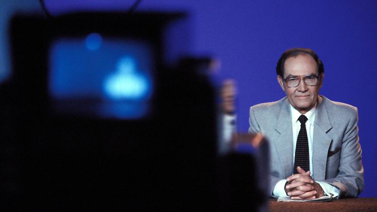 Nachrichtensprecher Hans-Dieter Lange 1988 kurz vor der "Aktuellen Kamera".