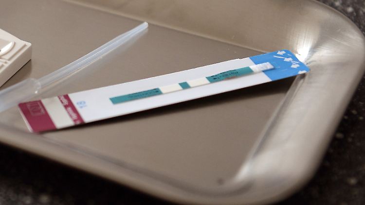 Per Schnelltest kann eine Syphilis-Erkrankung nachgewiesen, mit Antibiotika erfolgreich bekämpft werden.