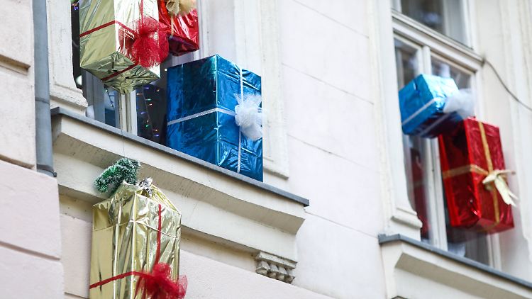 Die Geschenkpakete draußen ans Fenster hängen - auch eine Möglichkeit. Aber ist Vorsicht überhaupt nötig?