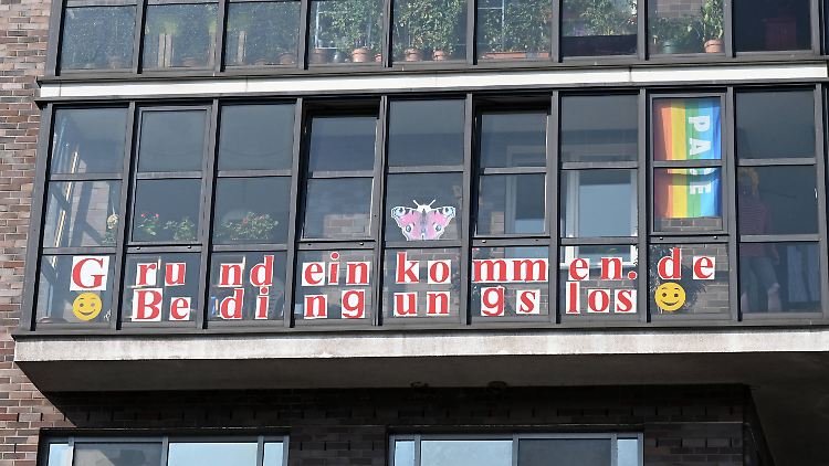 Die Idee eines bedingungslosen Grundeinkommens gibt es schon lange - während der Corona-Krise gewinnt das Konzept deutlich an Zustimmung. 