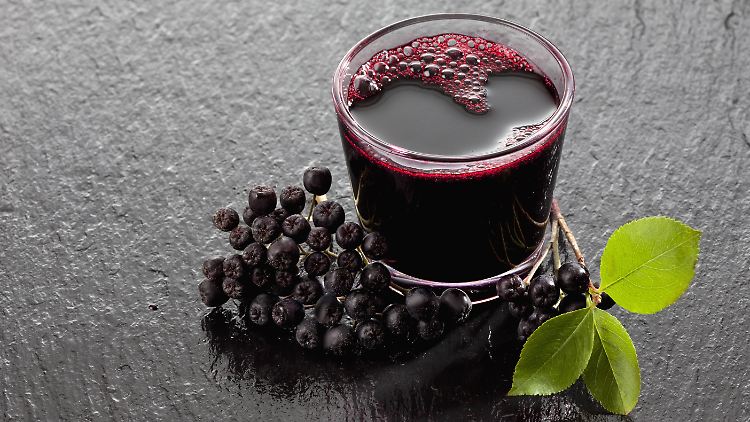 Aroniabeeren und der Saft daraus werden oft auch als Superfood bezeichnet. 