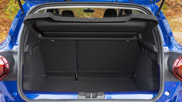 Die 328 Liter Kofferraumvolumen sind für die Klasse, in der der Dacia Sandero fährt, absolut in Ordnung.