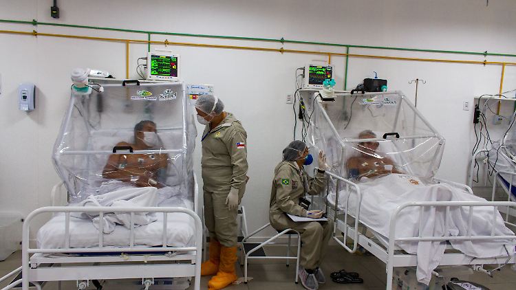 Zwischenzeitlich waren die Zahlen in Manaus so hoch, dass die Patienten in einem eigens eingerichteten Feldlazarett versorgt wurden.