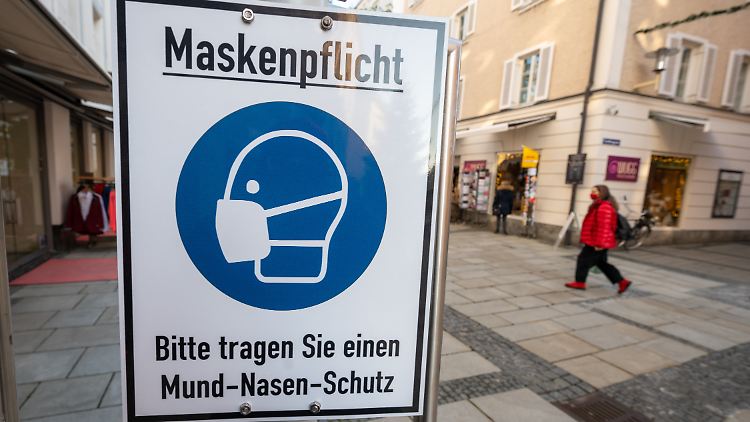 Ein Mundschutz aus Kunststoff reicht in Bayern an Orten mit Maskenpflicht nicht mehr aus.