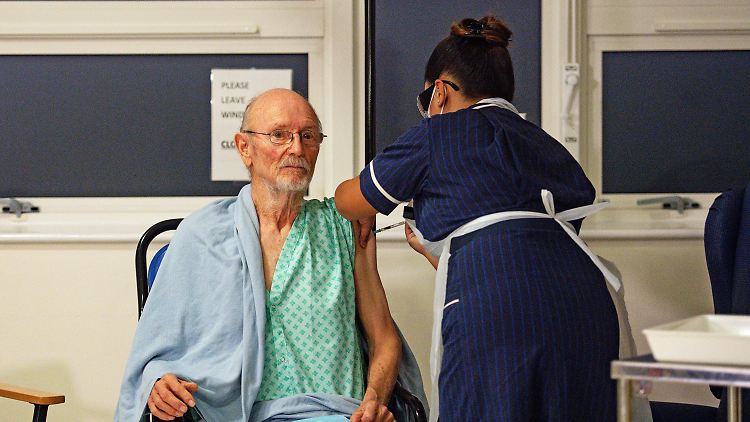Der 81-jährige William Shakespeare (genannt Bill) war der zweite Brite, der in der Uniklinik von Coventry den Pfizer/Biontech-Impfstoff erhielt.