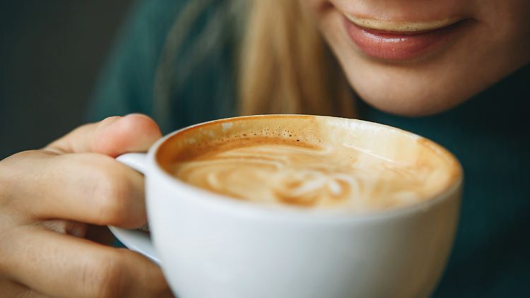 Mit einem Kaffeevollautomaten lassen sich mehrere Kaffee-Varianten auf Knopfdruck herstellen.