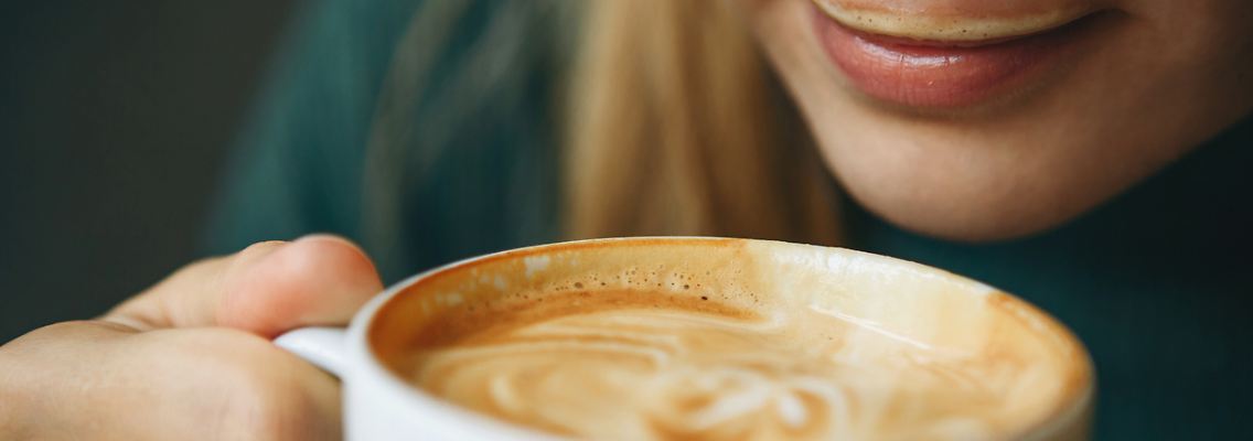 Mit einem Kaffeevollautomaten lassen sich mehrere Kaffee-Varianten auf Knopfdruck herstellen.