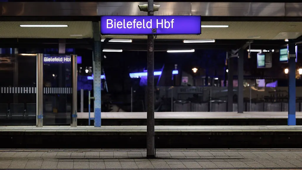 Die-Polizei-vermutet-einen-Ungluecksfall-In-Bielefeld-ist-ein-Mensch-von-einem-Zug-erfasst-worden