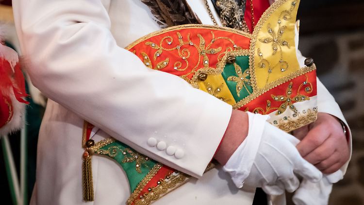 Der Wuppertaler Karnevalsprinz gab zu, die Intimfotos gemacht zu haben (Symbolfoto).