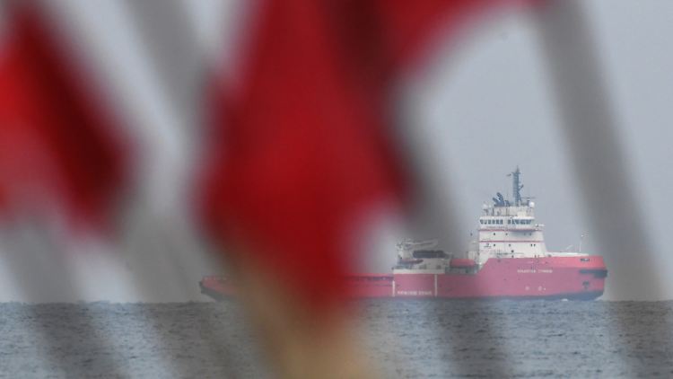Ein Jahr lang ruhten die Arbeiten in der Ostsee - jetzt geht es wieder los.