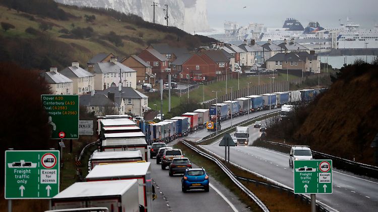 Die Verhandlungen ziehen sich hin - und mit ihr wird die Lkw-Schlange vorm Hafen in Dover immer länger.