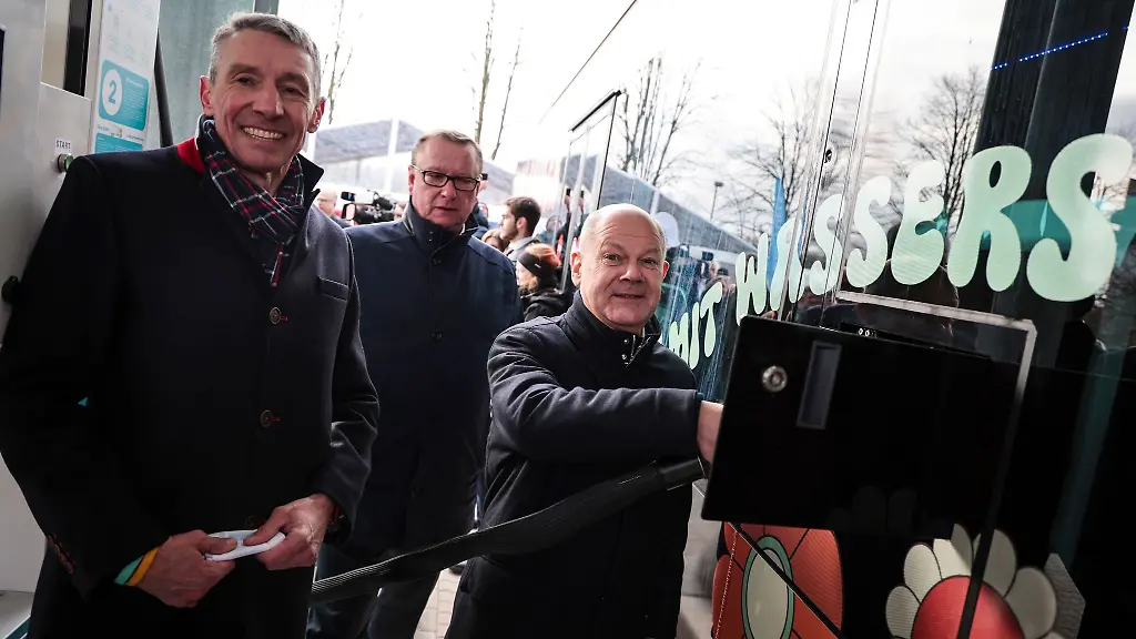 Bundeskanzler-Olaf-Scholz-SPD-hat-die-erste-Wasserstofftankstelle-in-Bremerhaven-eroeffnet