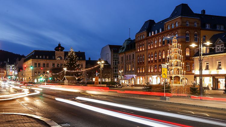 Weihnachtsbaum und Weihnachtspyramide stehen auf dem sonst leeren Altmarkt in Aue.