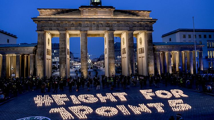 Protest mit Kerzenlichtern für mehr Klimaschutz vor dem Brandenburger Tor in Berlin.