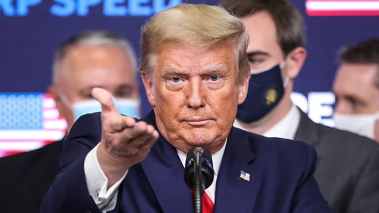 "Der Impfstoff werde Millionen Menschenleben retten und die Pandemie bald ein für allemal beenden", sagt Trump nun.