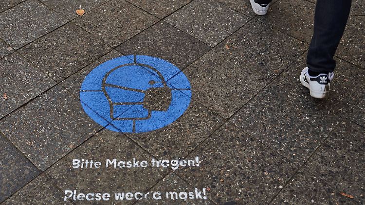 "Jeder sollte Masken tragen, um sich und andere vor Infektionen zu schützen", erklärt Forscher Klaus Wälde.