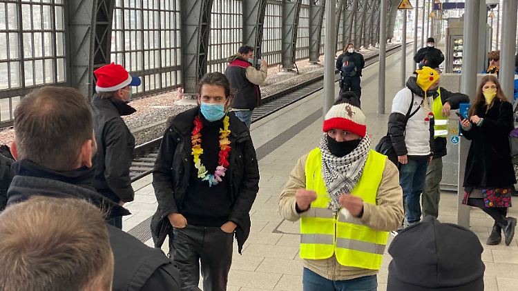 Am Dresdner Hauptbahnhof stoppt die Polizei Menschen, die zur "Querdenker"-Demo wollten.