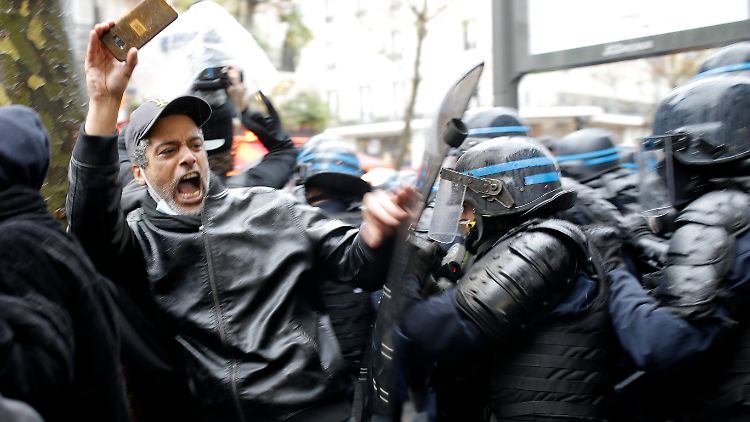 In Paris gerieten Demonstranten mit Polizisten aneinander.