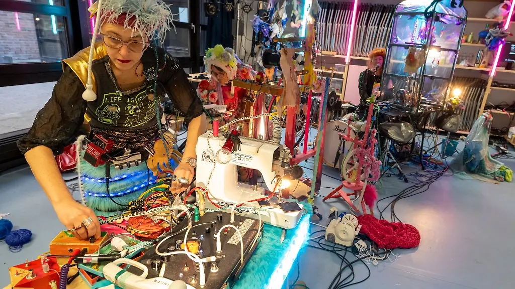 Mit-Naehmaschinen-und-anderen-textilen-Geraeten-und-Kurzwaren-Musik-machen-darum-geht-es-bei-der-Performance-Sharper-Than-a-Needle-in-Muenchen