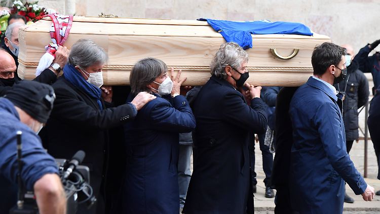 Weggefährten von Paolo Rossi tragen den Sarg aus der Kirche.