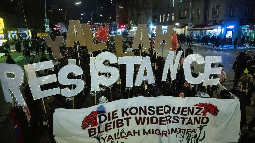 Mehr-als-5-000-Menschen-demonstrieren-am-fuenften-Jahrestag-des-rassistischen-Anschlags-von-Hanau