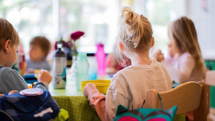 "Wann immer möglich" sollen Kinder zu Hause betreut werden, heißt es in dem Beschlusspapier von Bund und Ländern.