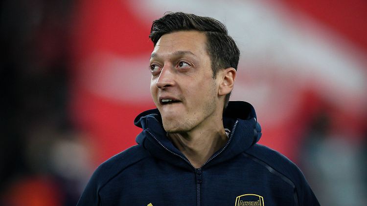 Tritt Özil bald wieder gegen einen Ball?