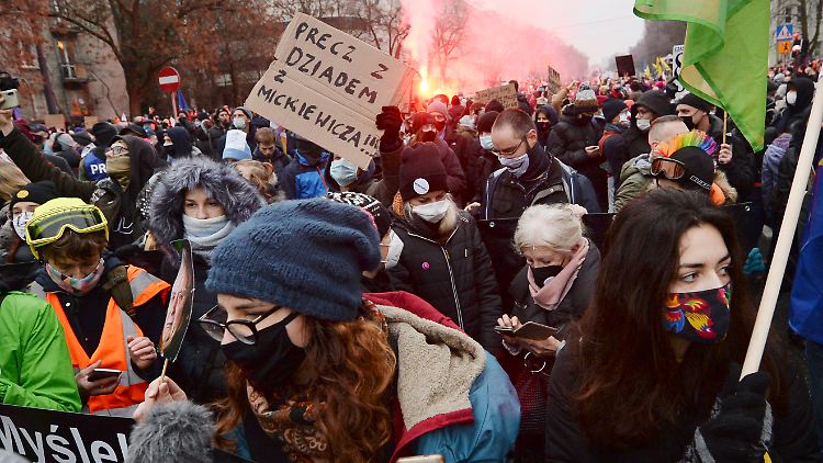 Die Demonstranten wollten zum Haus des Vize-Regierungschefs Kaczynski marschieren, doch die Polizei hielt sie auf.