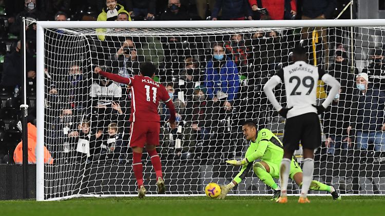 Mohammed Salah rettet für Liverpool durch einen verwandelten Elfmeter einen Punkt. 